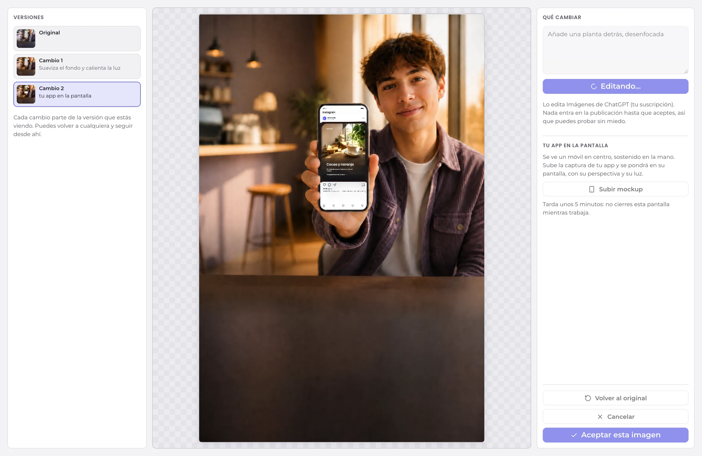 El editor de imagen de PostCreator: una persona con el móvil en la mano, las versiones a la izquierda, el pedido a la derecha y la IA trabajando en un tercer cambio.